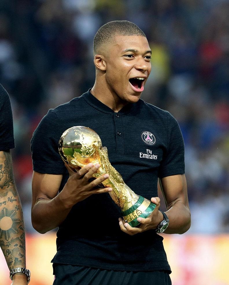 队长镇守后防，比肩最佳表现（队长坐镇防线，表现不逊最佳）